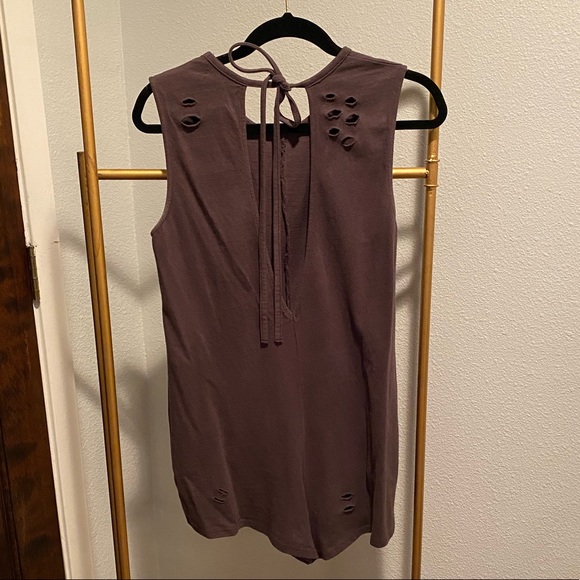 Distressed backless romper with pockets - Picture 2 of 3